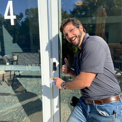 Salto_install Man entering business door